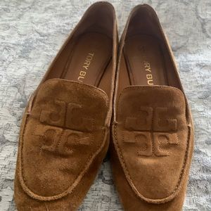 Suede loafers with Tory logo & chain detail heels